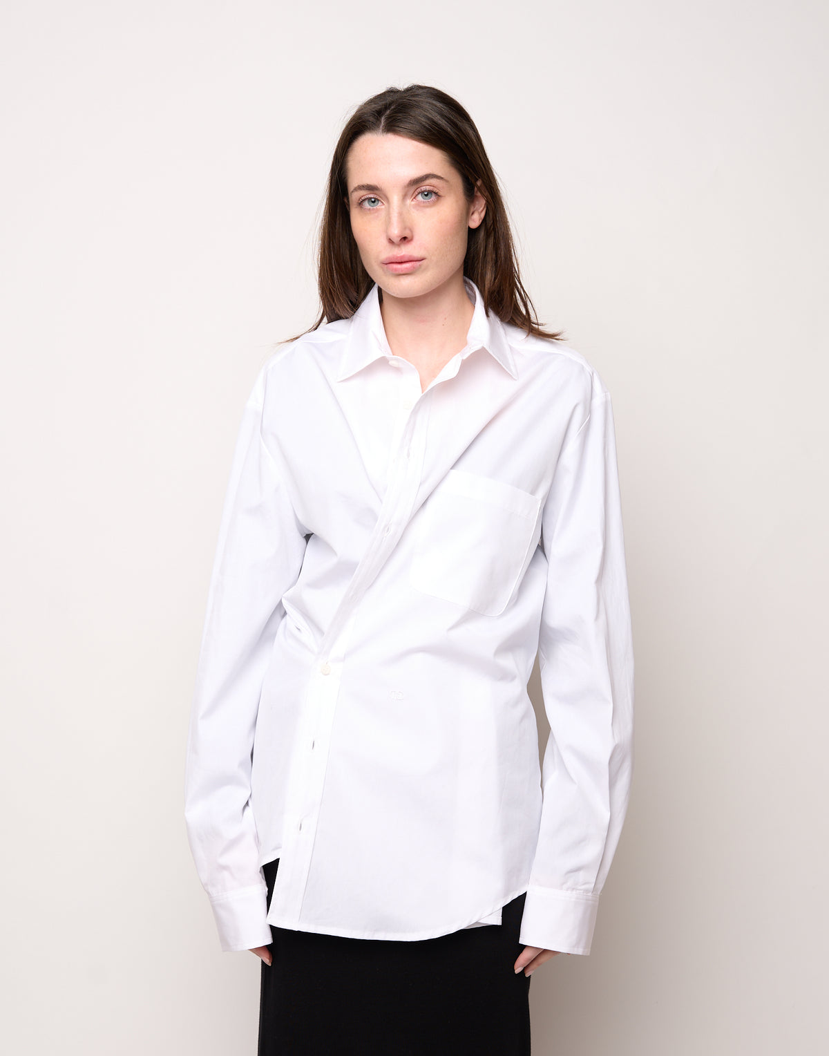 Camicia Genderless con Ricamo e Bottone Laterale Bianca