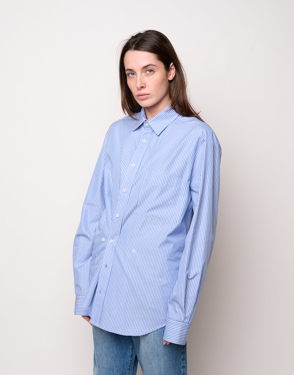 Camicia Genderless con Ricamo e Bottone Laterale a Righe Bianco/Azzurro