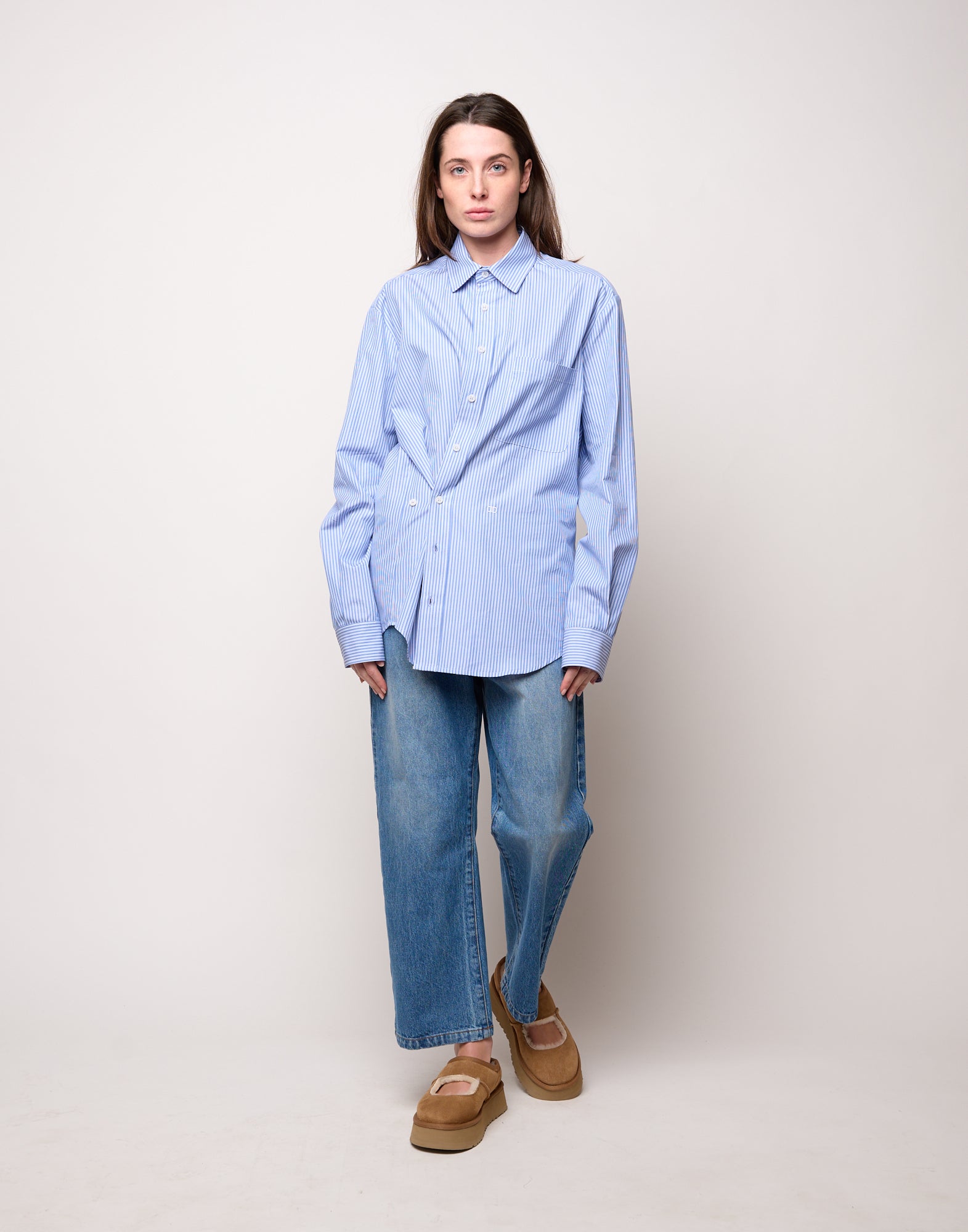 Camicia Genderless con Ricamo e Bottone Laterale a Righe Bianco/Azzurro