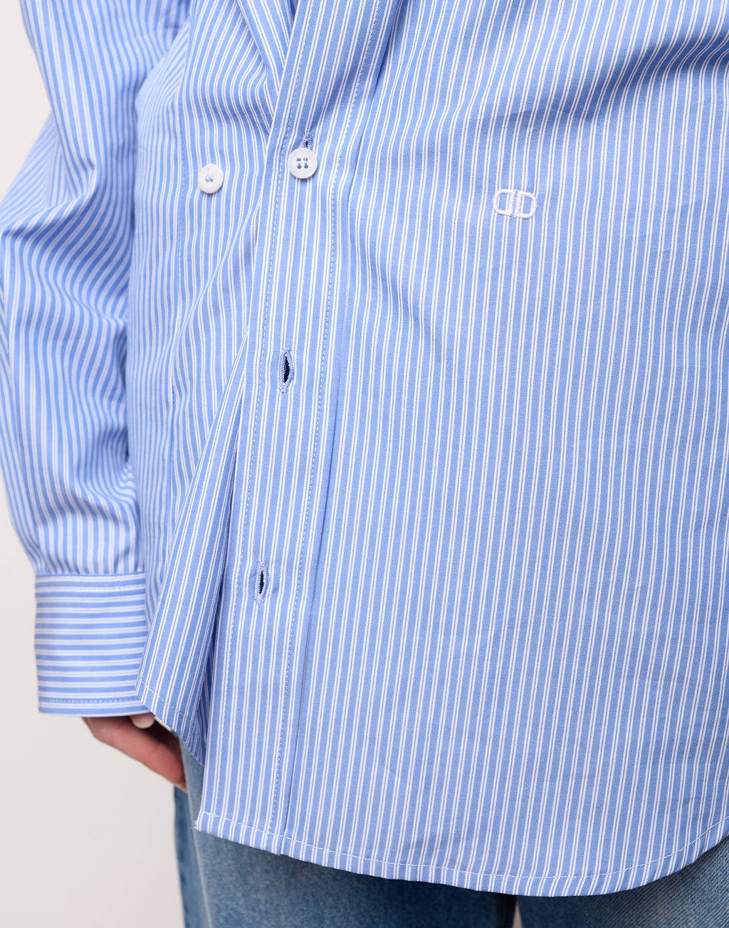 Camicia Genderless con Ricamo e Bottone Laterale a Righe Bianco/Azzurro