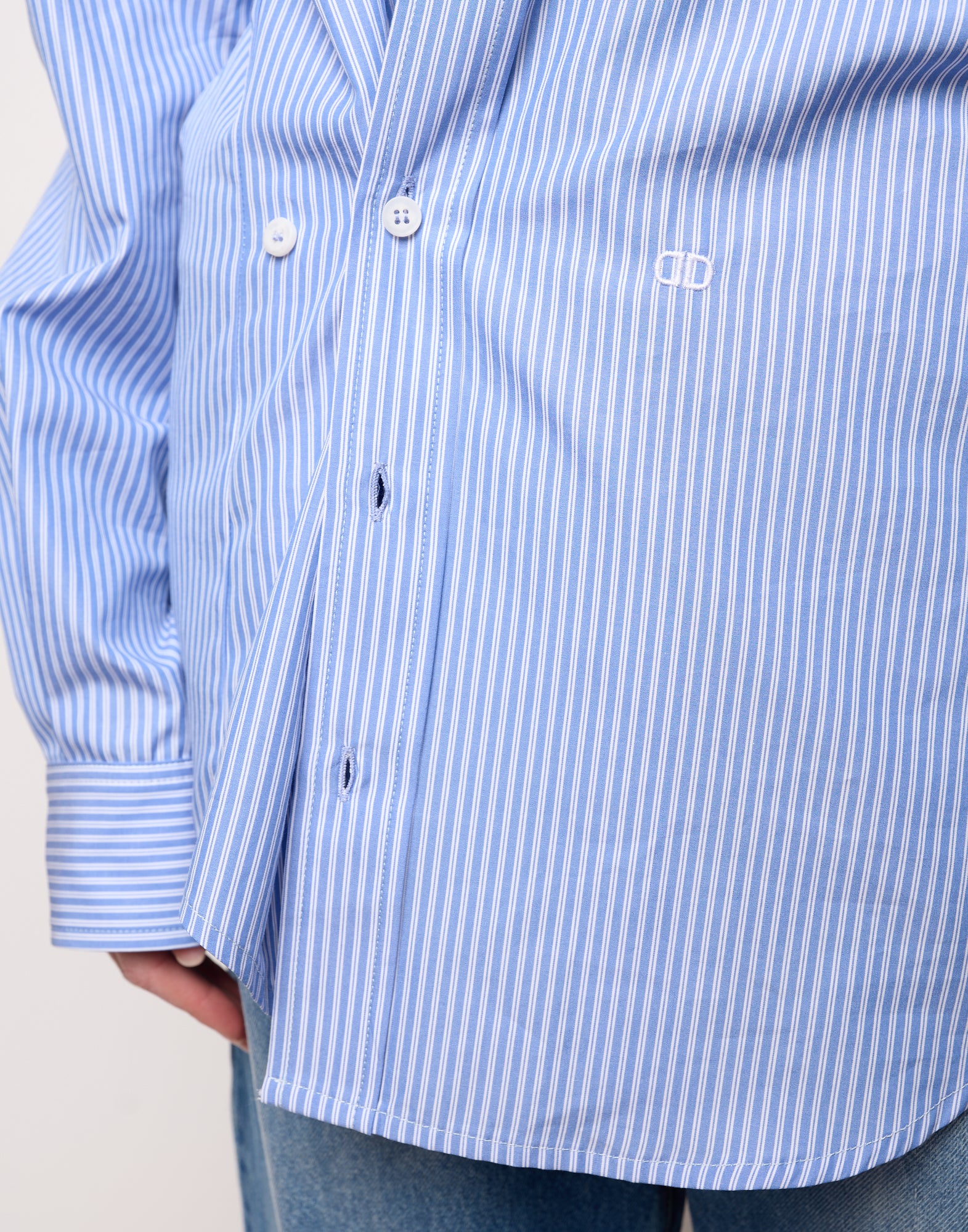 Camicia Genderless con Ricamo e Bottone Laterale a Righe Bianco/Azzurro
