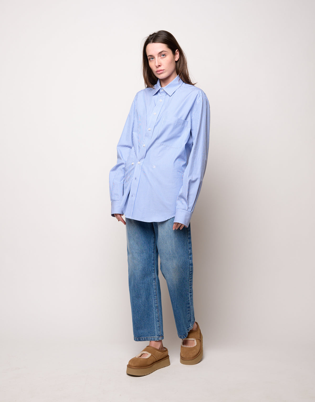 Camicia Genderless con Ricamo e Bottone Laterale a Righe Bianco/Azzurro