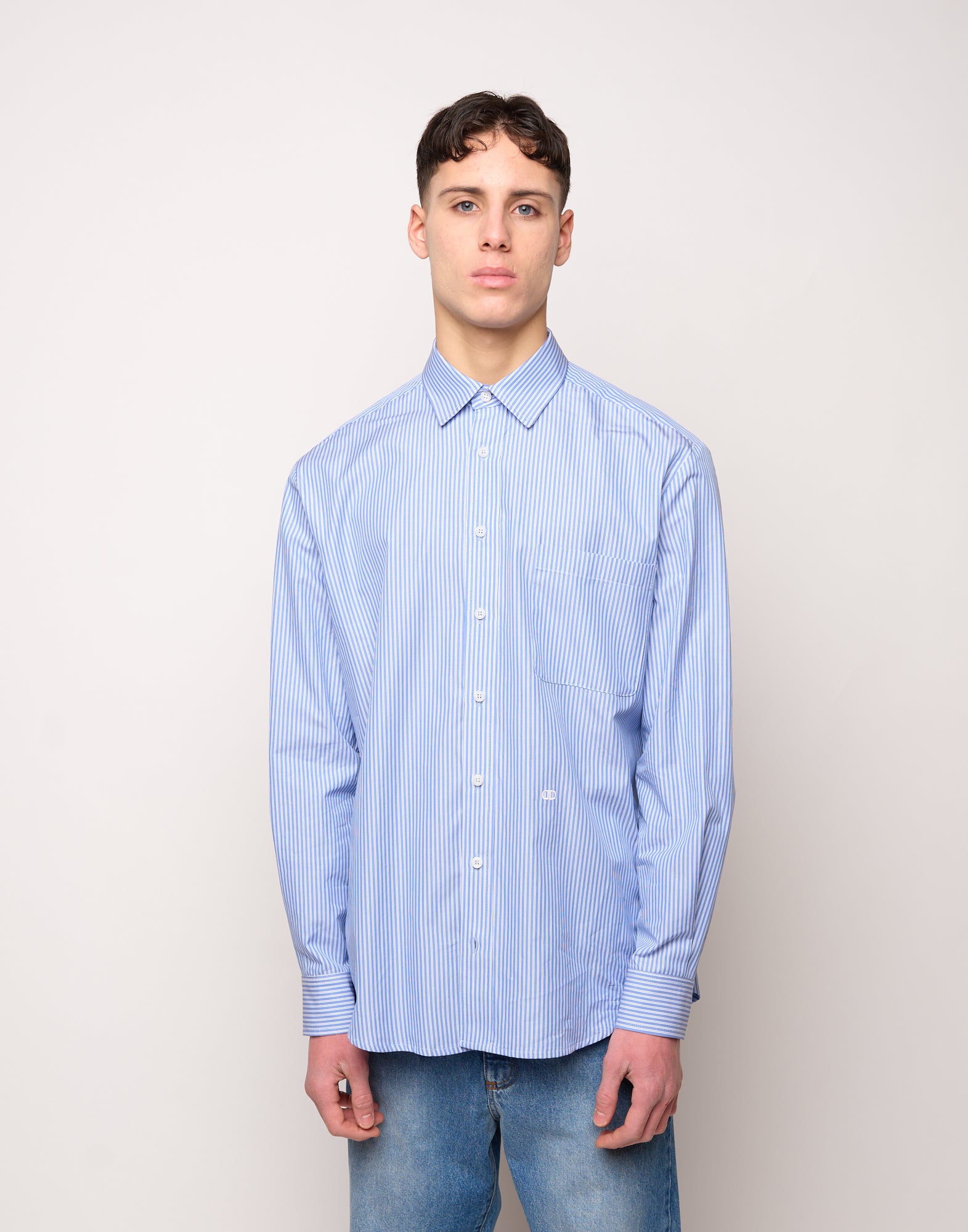 Camicia Genderless con Ricamo e Bottone Laterale a Righe Bianco/Azzurro