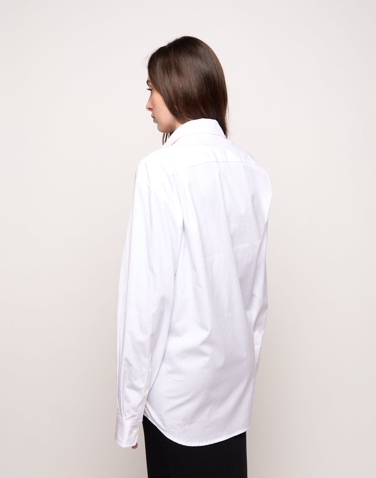Camicia Genderless con Ricamo e Bottone Laterale Bianca