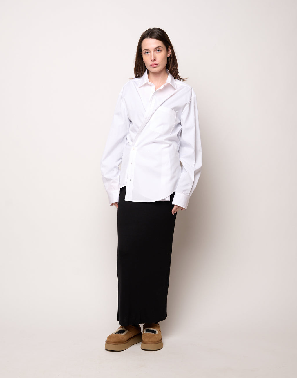 Camicia Genderless con Ricamo e Bottone Laterale Bianca