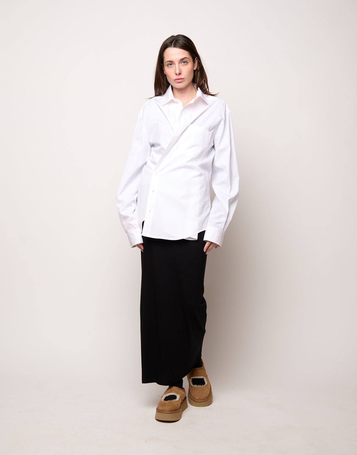 Camicia Genderless con Ricamo e Bottone Laterale Bianca