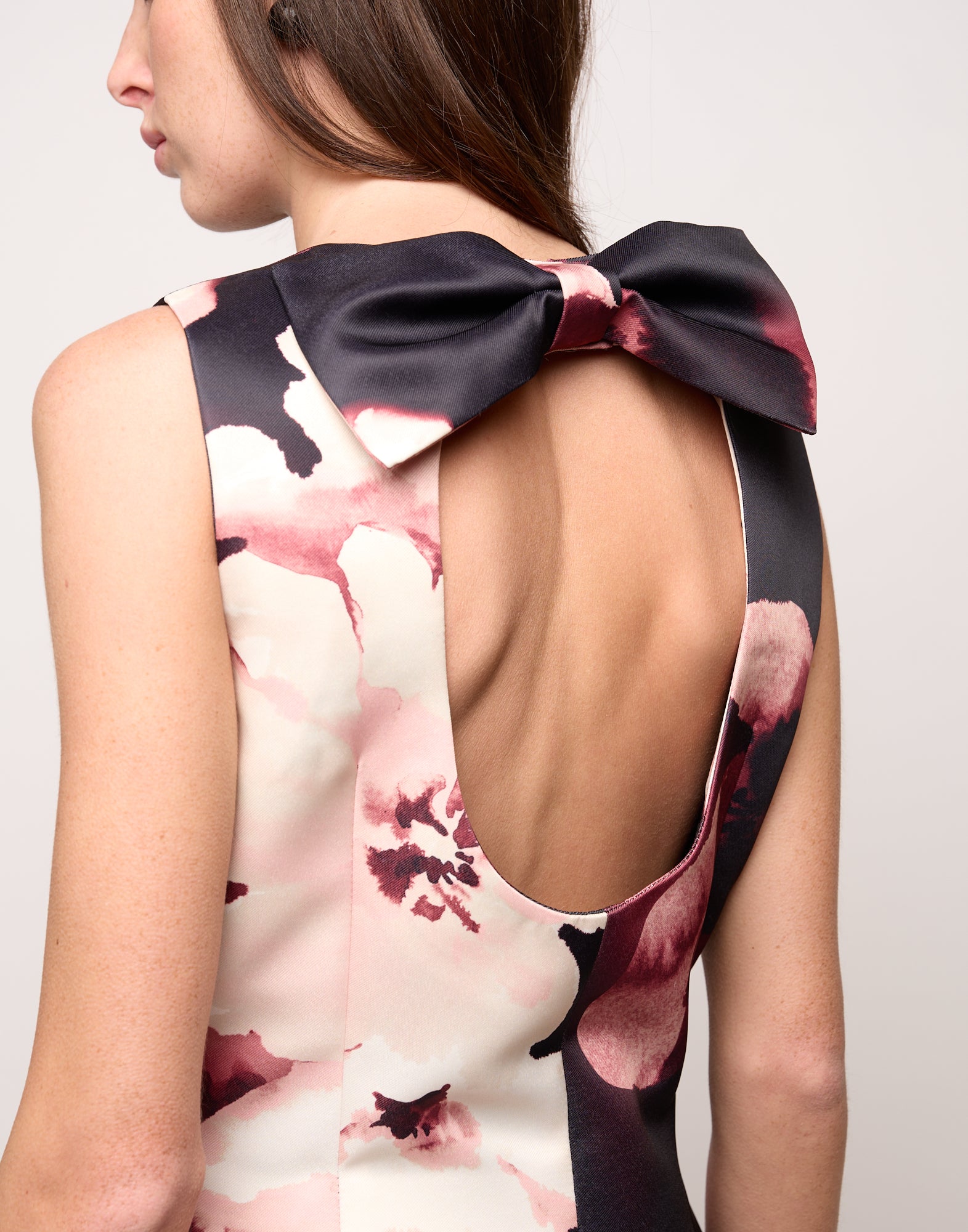 Mini Abito Aderente con Schiena Nuda e Fiocco in Duchesse Floreale