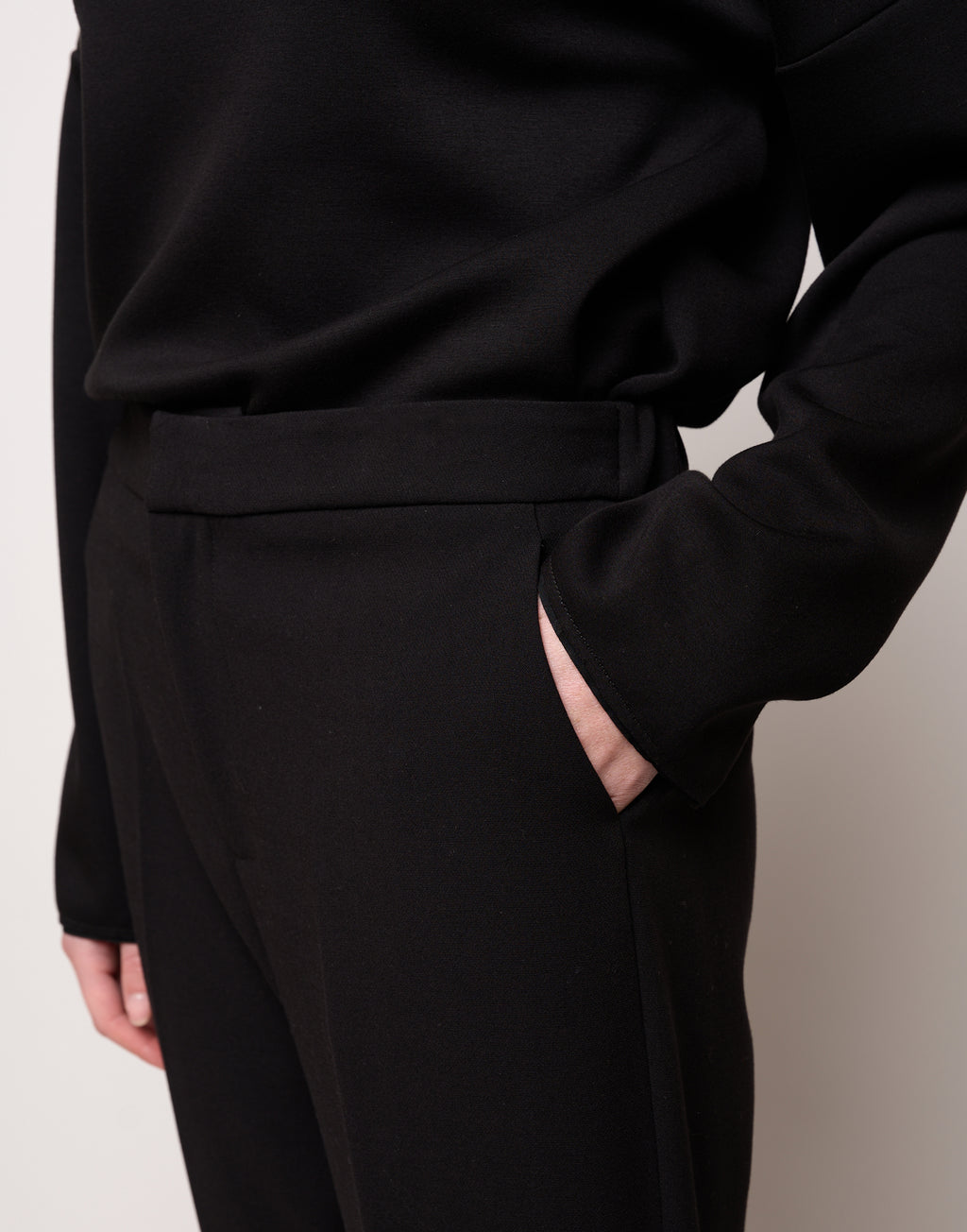 Pantalone a Sigaretta con Risvolto in Doppio Crepe Stretch Nero