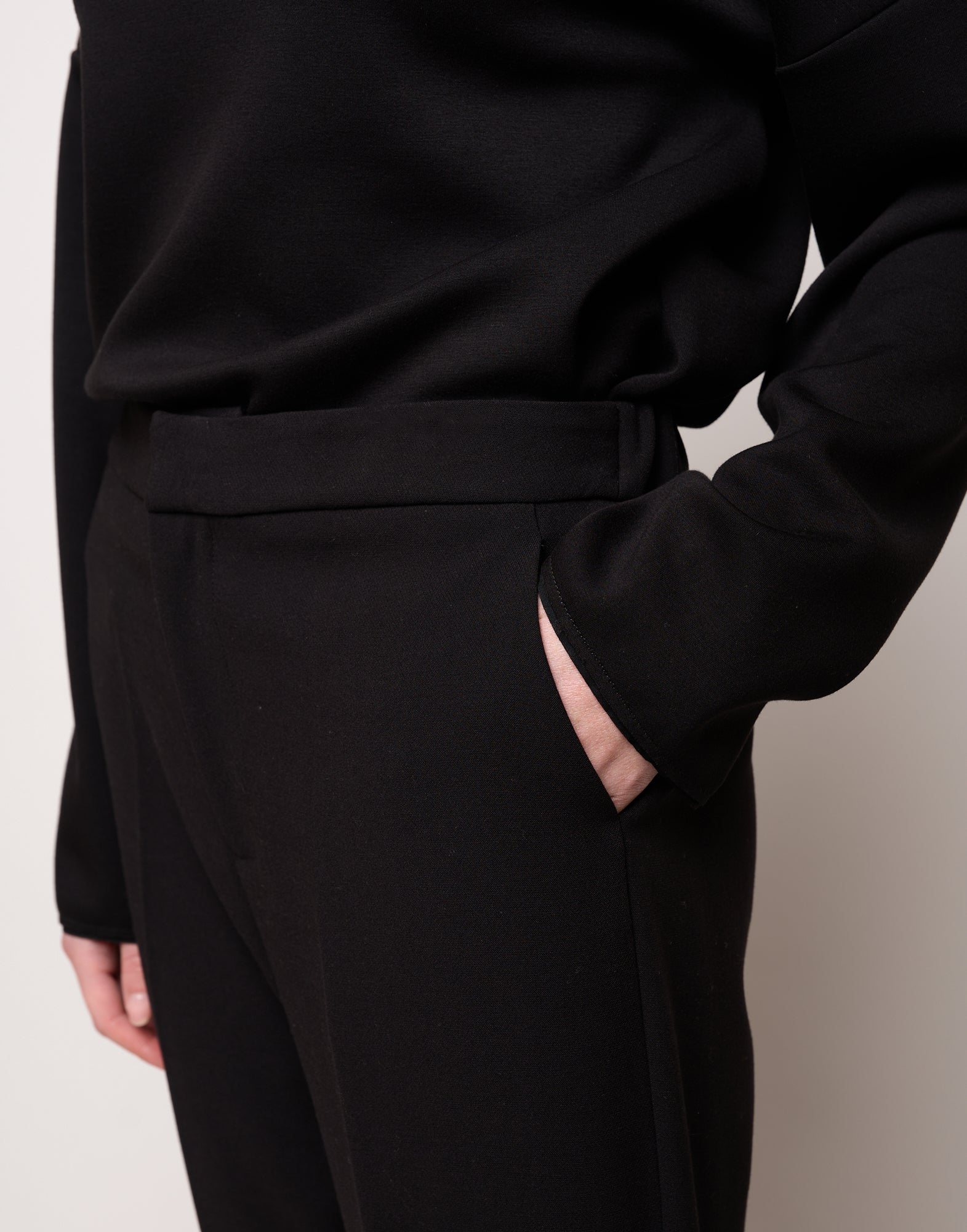 Pantalone a Sigaretta con Risvolto in Doppio Crepe Stretch Nero