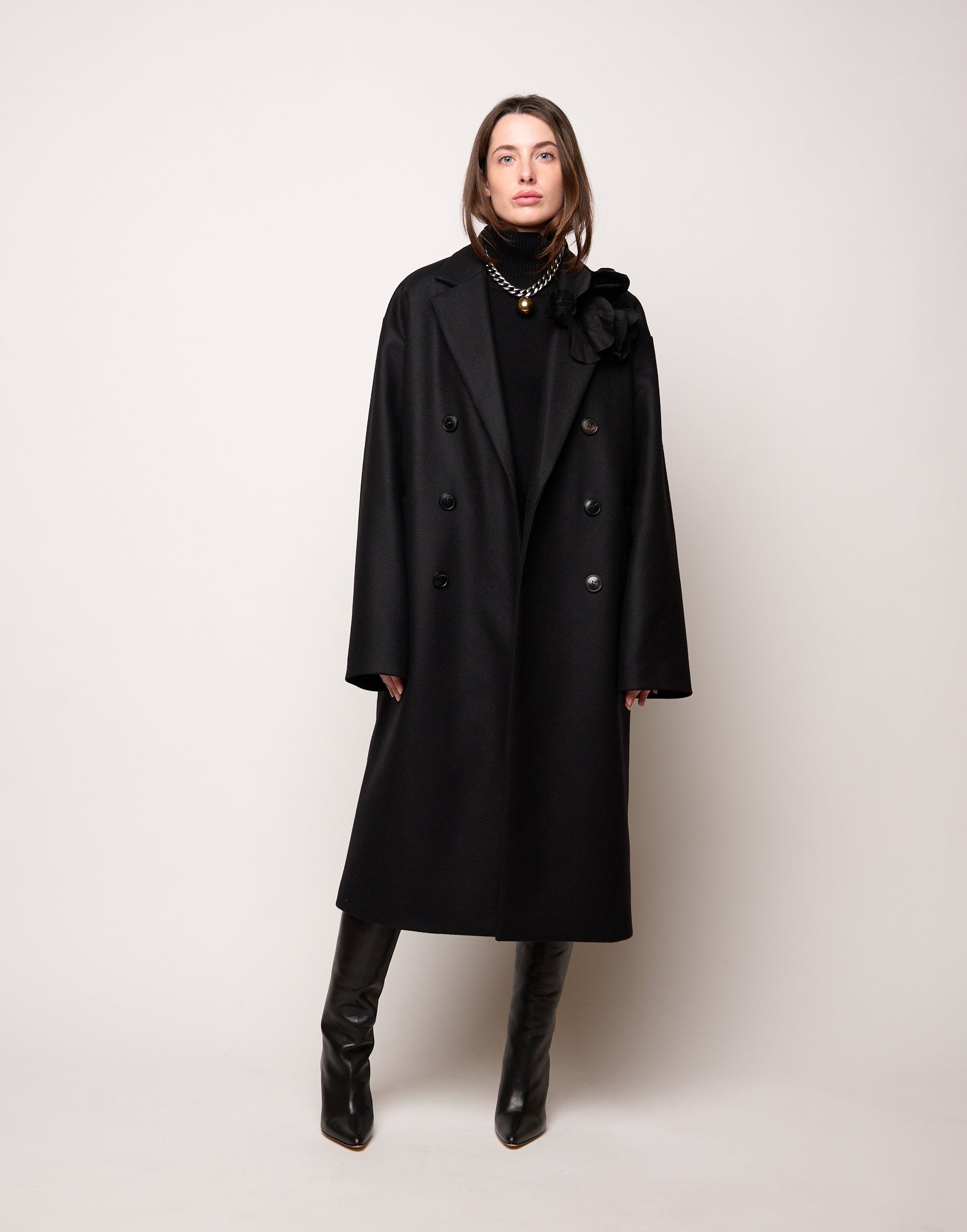 Cappotto Genderless Doppiopetto con Tasche a Filettone Nero
