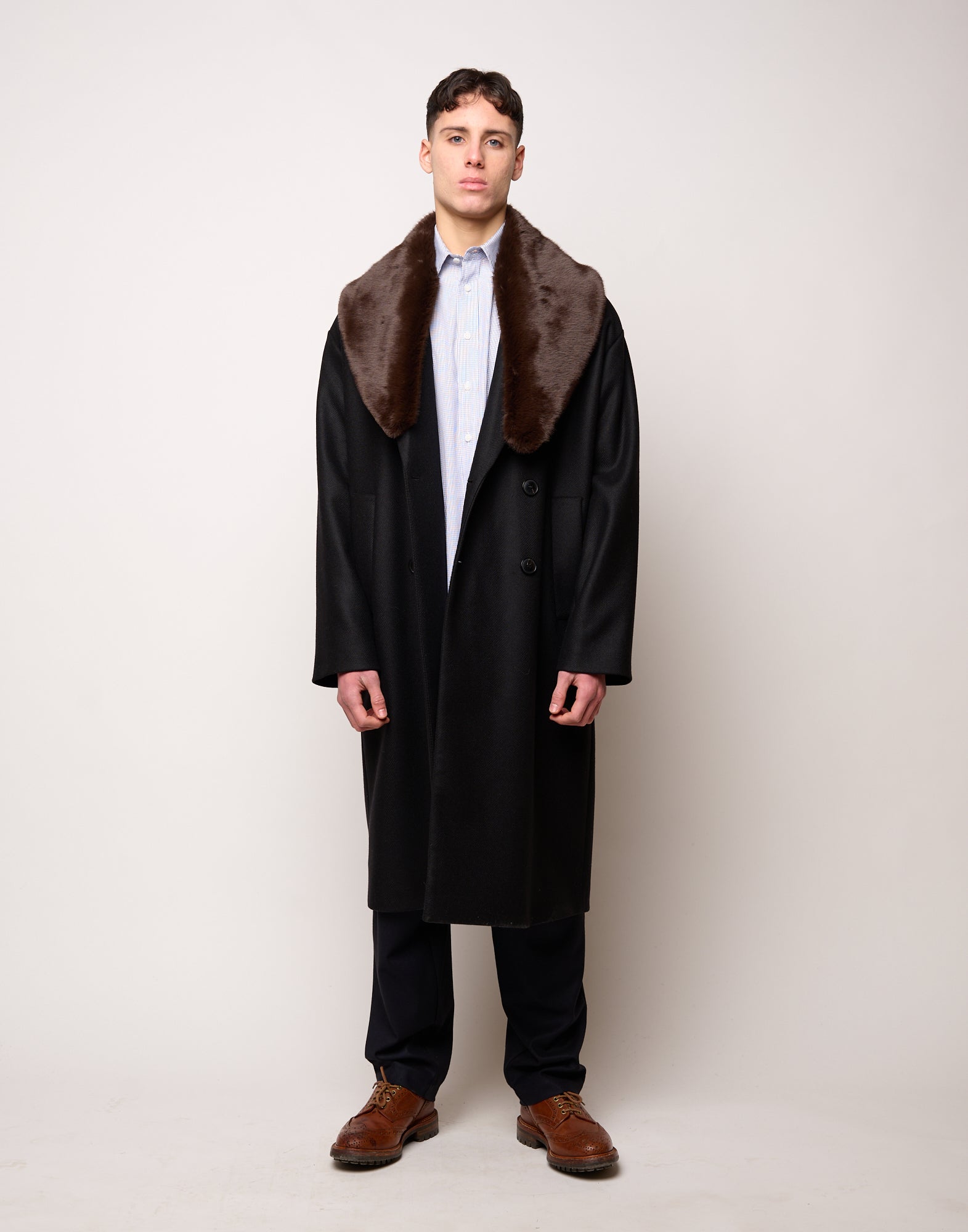 Cappotto Genderless Doppiopetto con Tasche a Filettone Nero