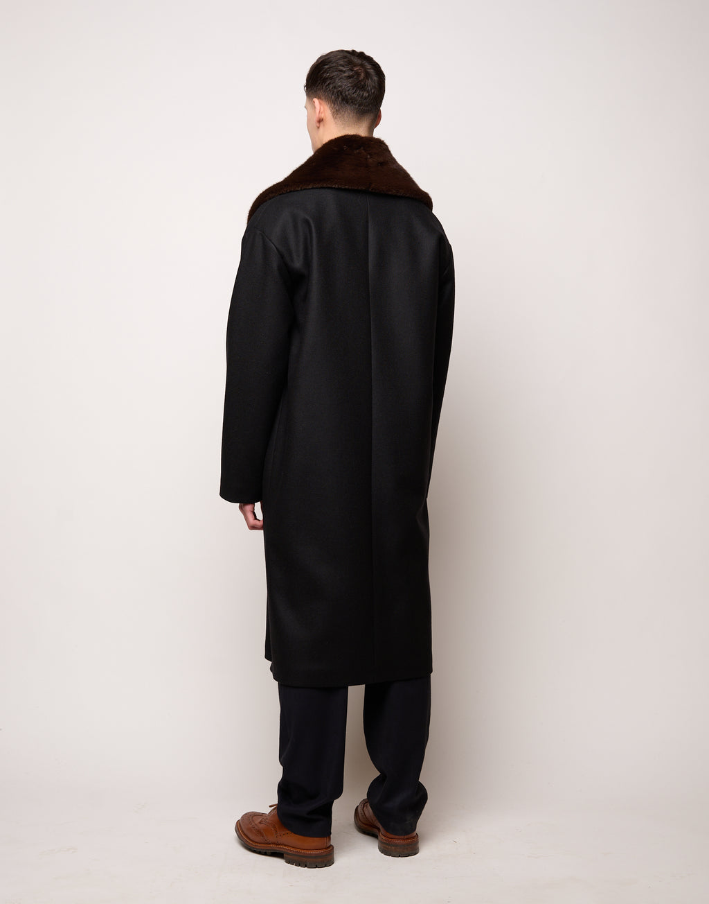 Cappotto Genderless Doppiopetto con Tasche a Filettone Nero