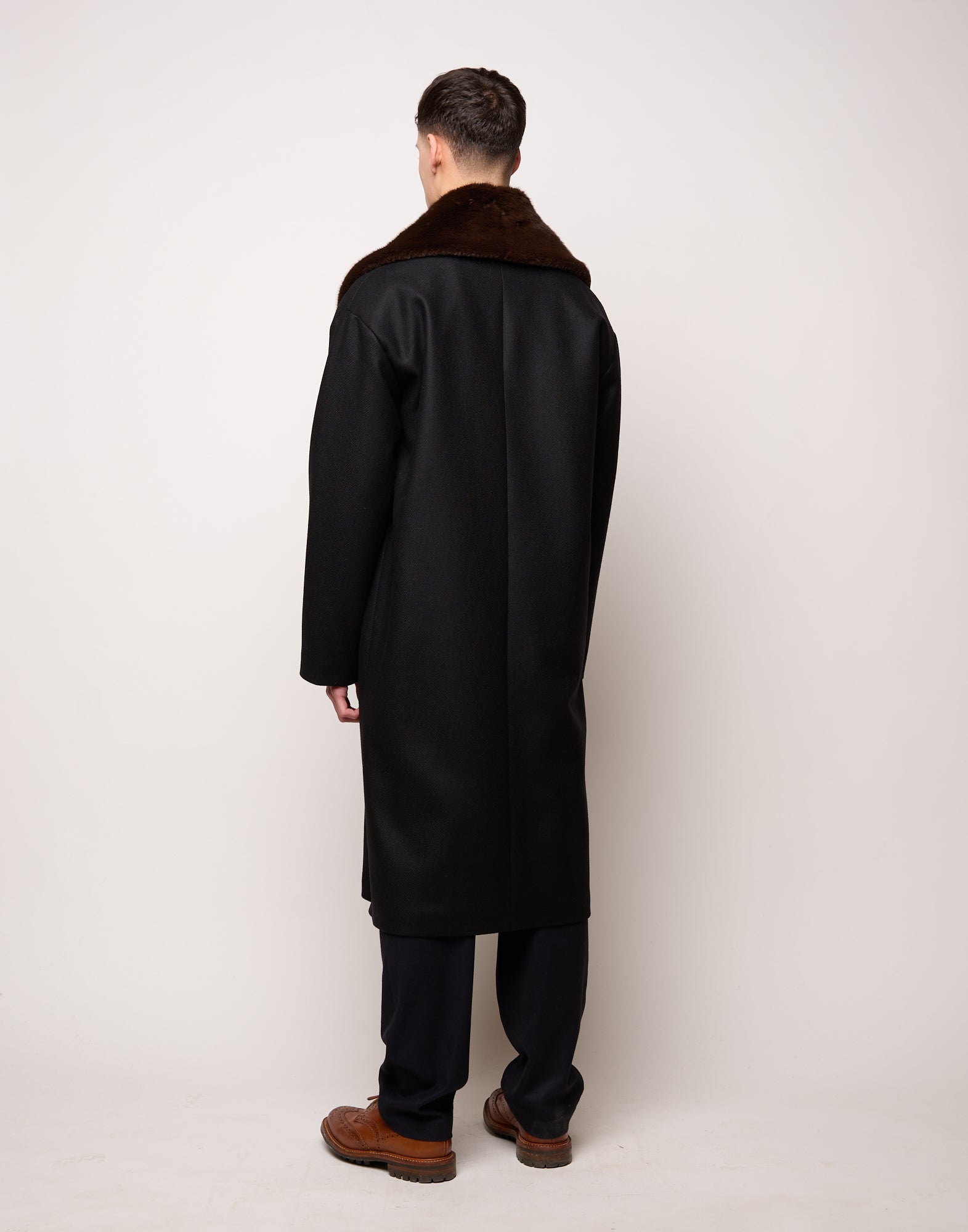 Cappotto Genderless Doppiopetto con Tasche a Filettone Nero