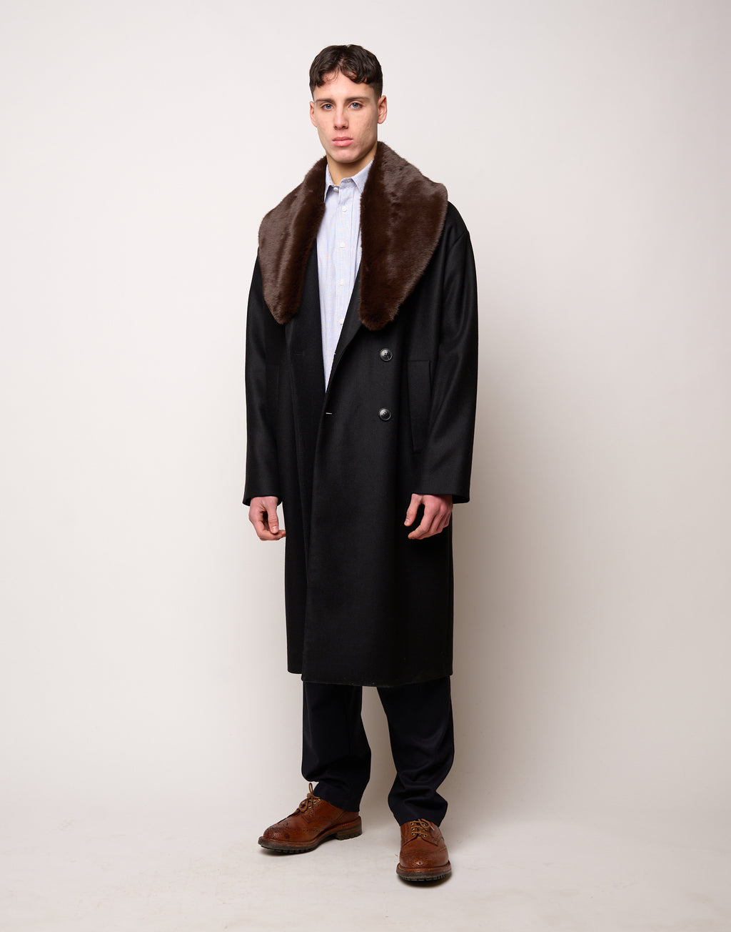 Cappotto Genderless Doppiopetto con Tasche a Filettone Nero