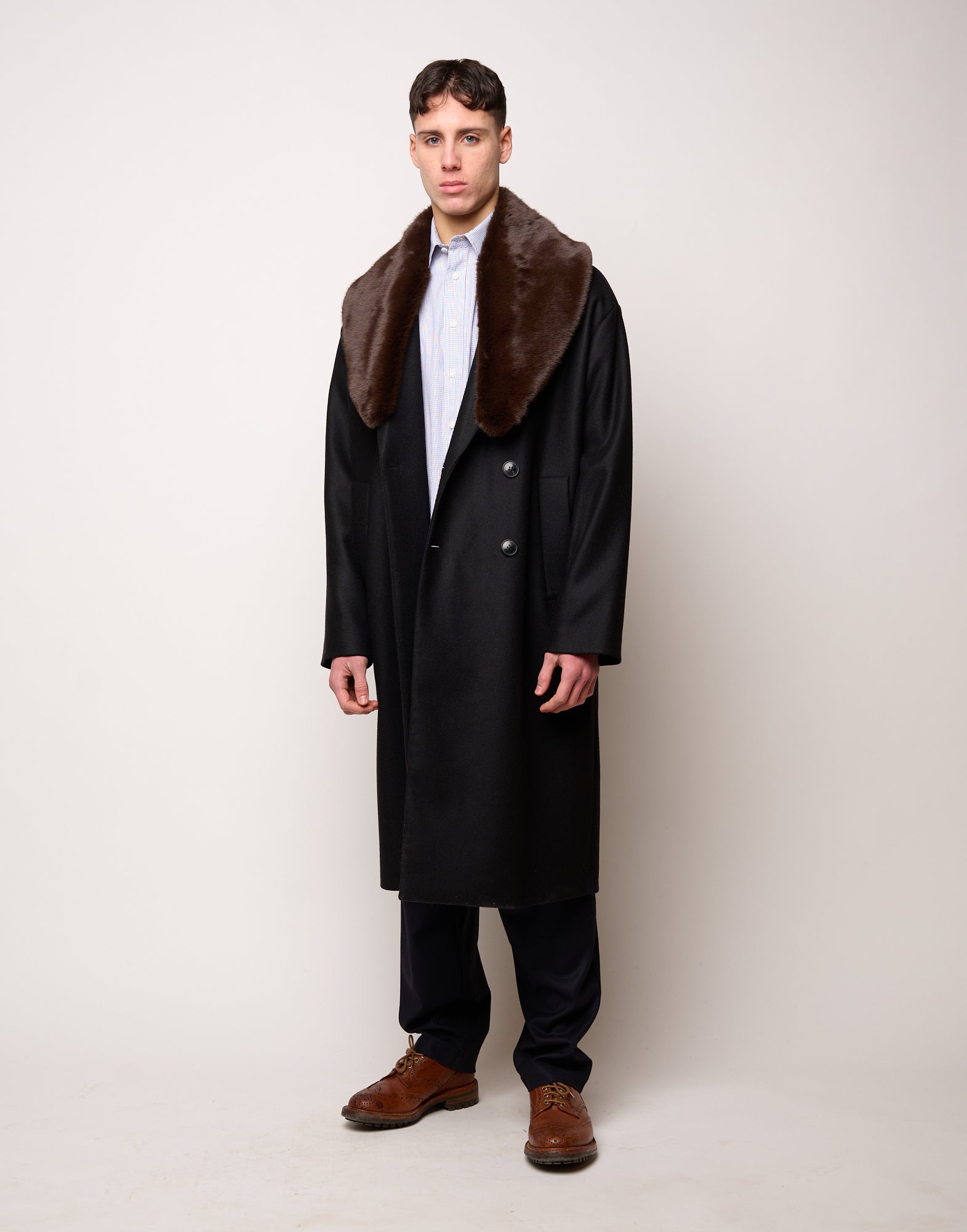 Cappotto Genderless Doppiopetto con Tasche a Filettone Nero