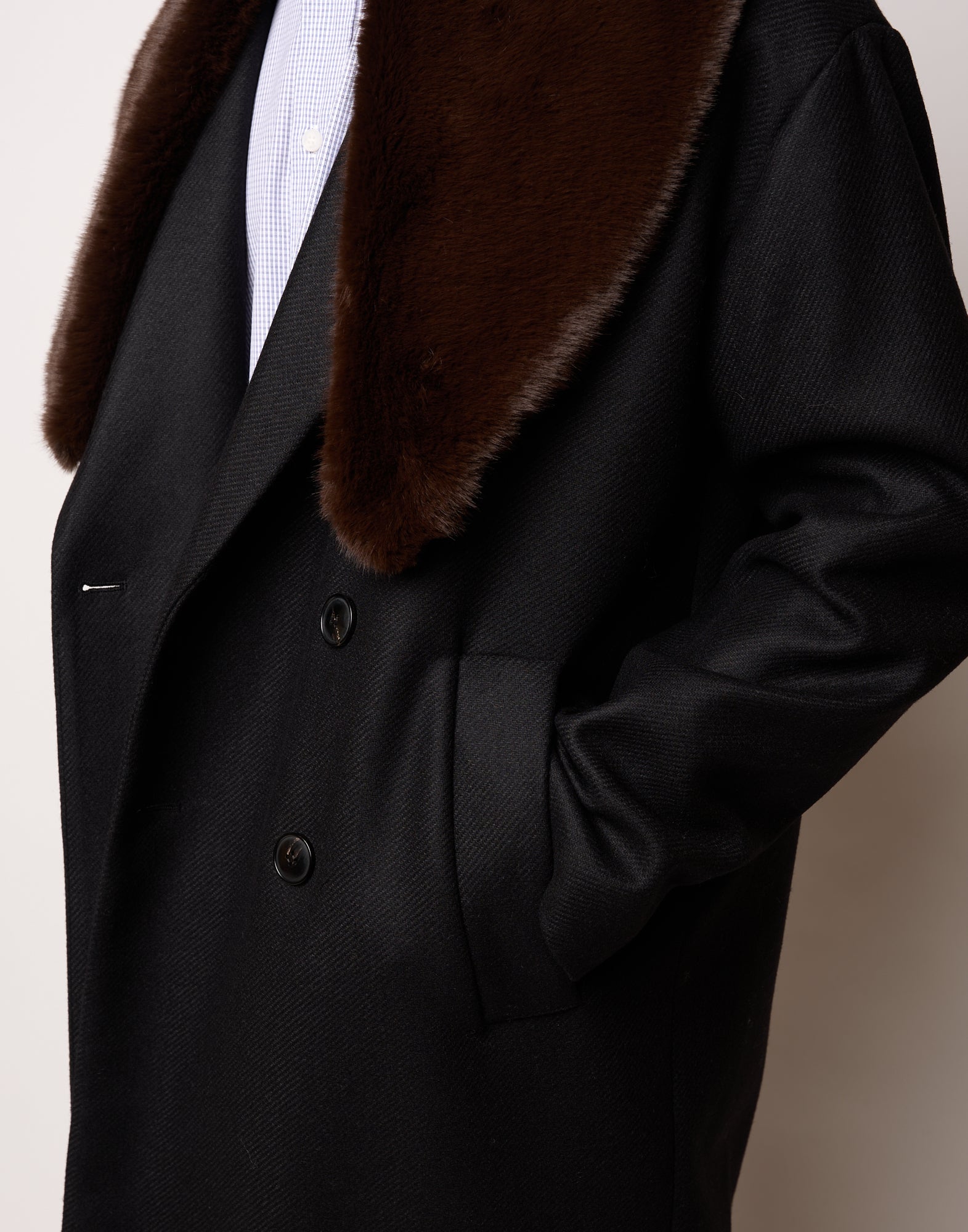Cappotto Genderless Doppiopetto con Tasche a Filettone Nero
