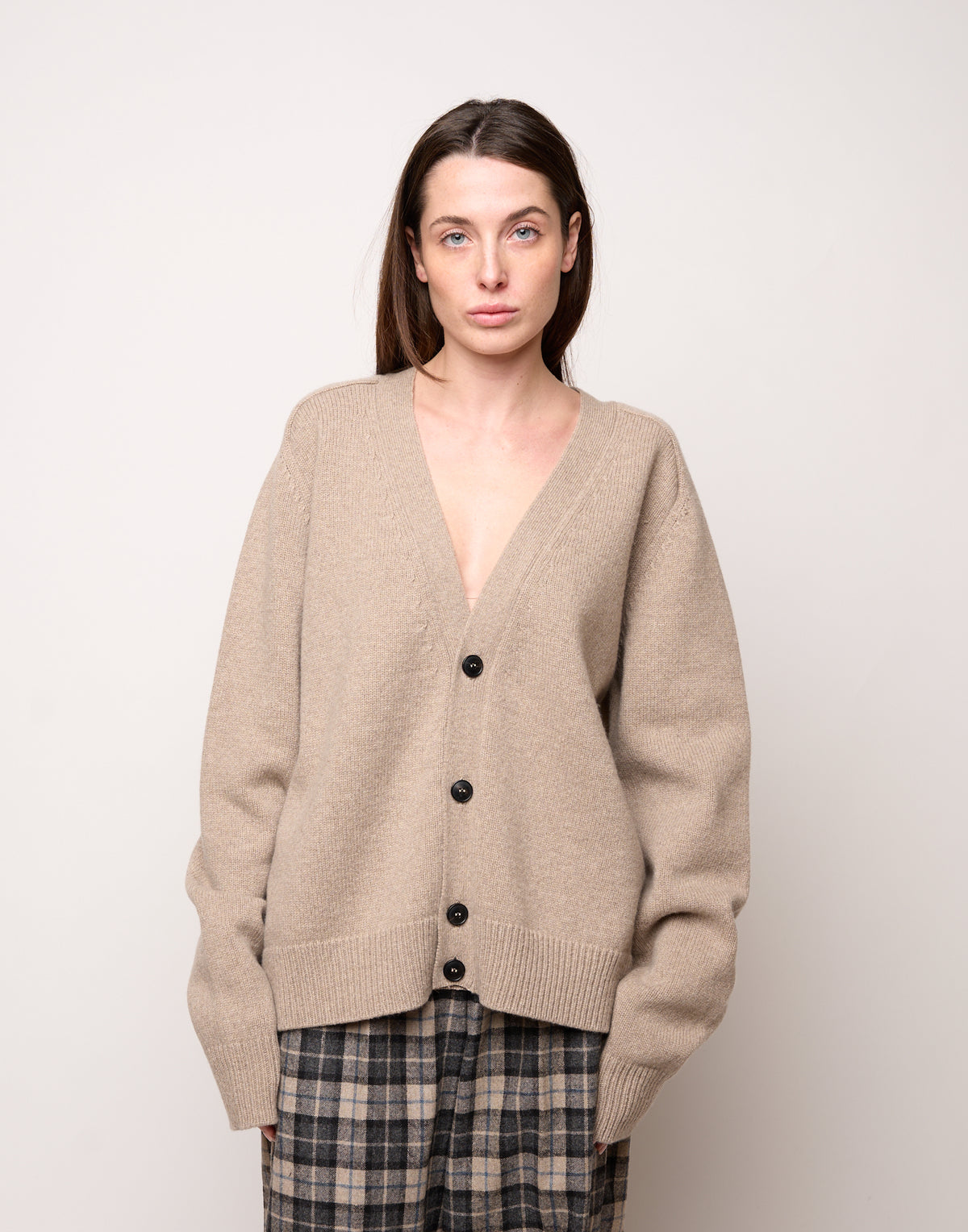 Cardigan Genderless con Scollo a V e Maniche Raglan in Lana e Cashmere Taupe