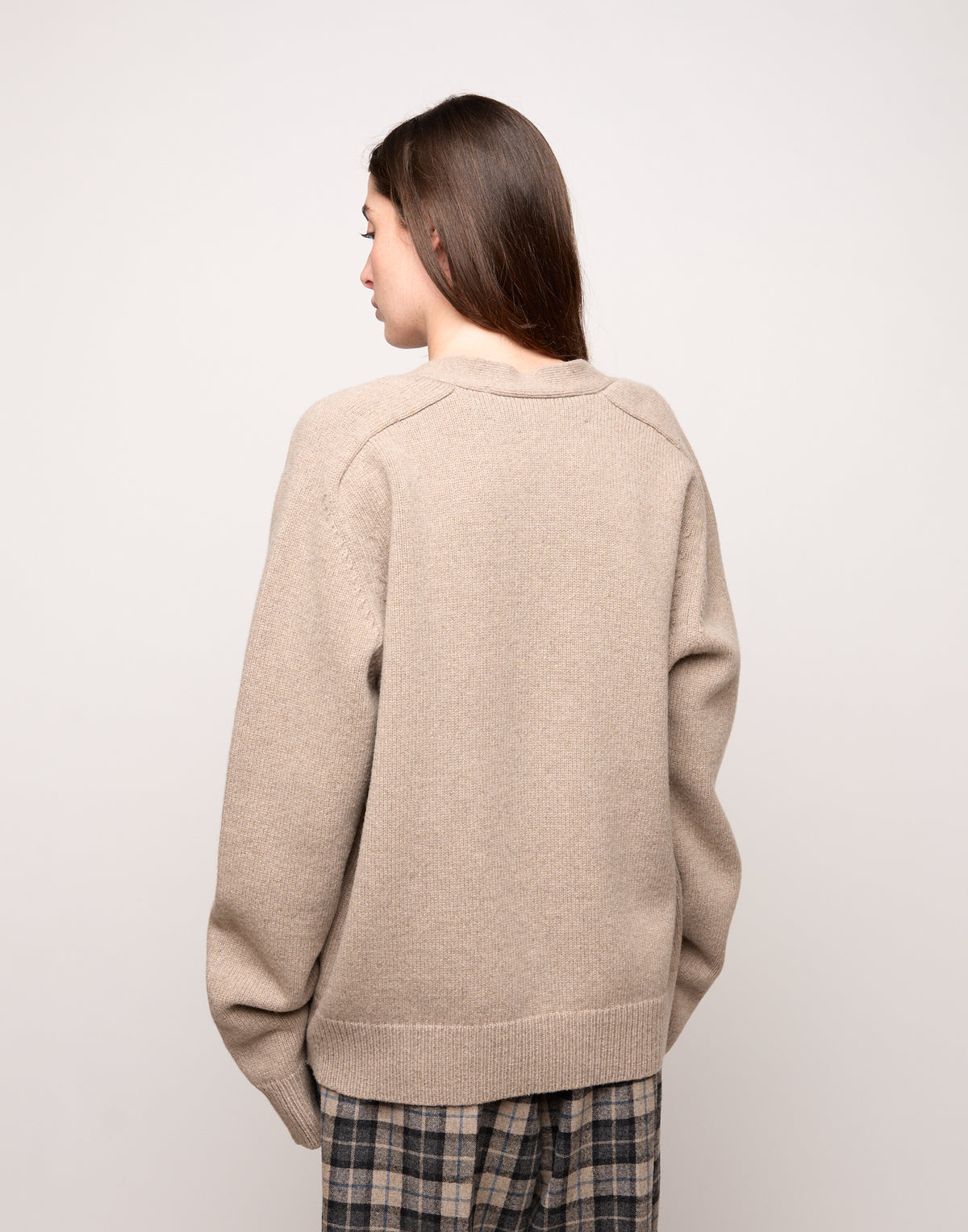 Cardigan Genderless con Scollo a V e Maniche Raglan in Lana e Cashmere Taupe