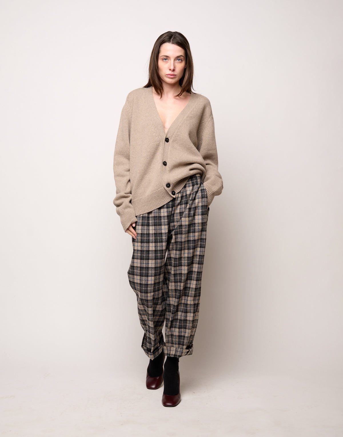Cardigan Genderless con Scollo a V e Maniche Raglan in Lana e Cashmere Taupe