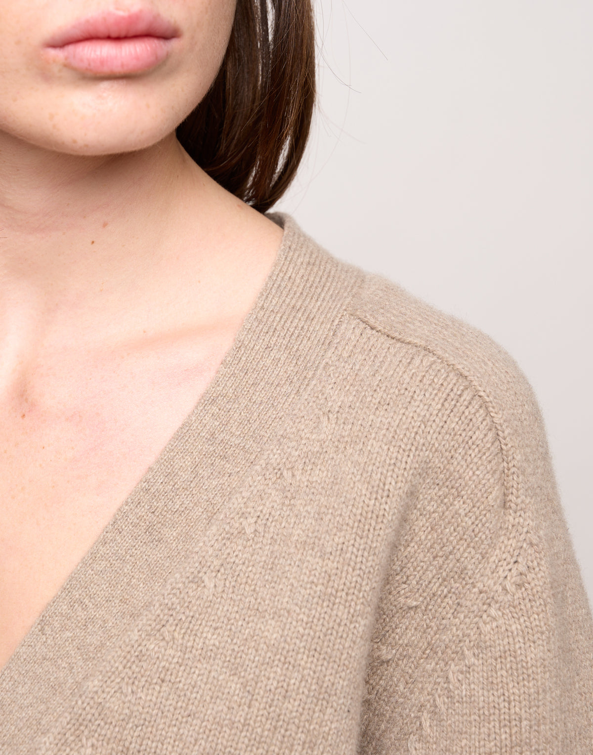Cardigan Genderless con Scollo a V e Maniche Raglan in Lana e Cashmere Taupe