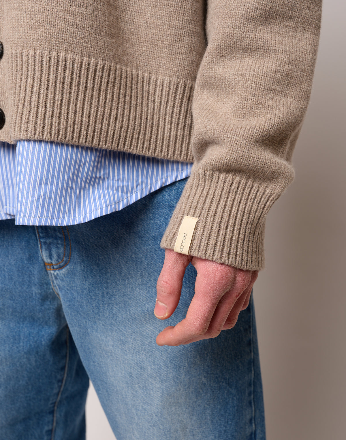 Cardigan Genderless con Scollo a V e Maniche Raglan in Lana e Cashmere Taupe