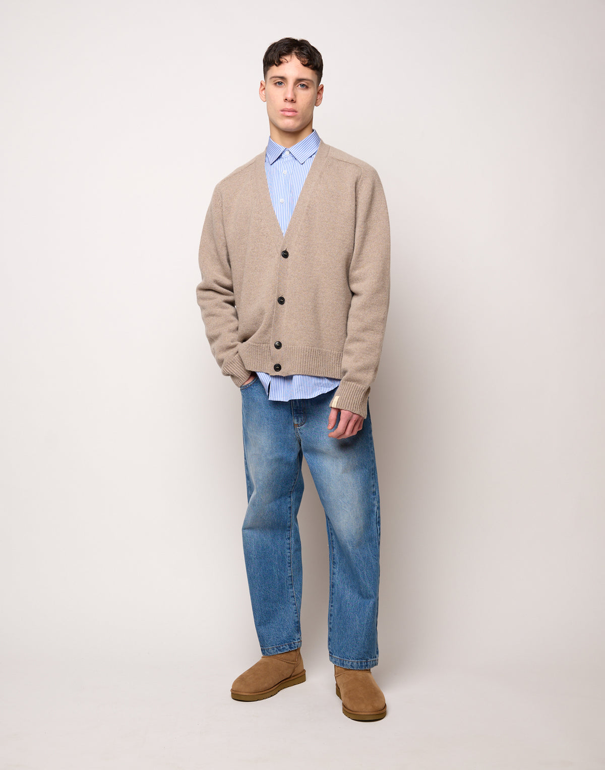 Cardigan Genderless con Scollo a V e Maniche Raglan in Lana e Cashmere Taupe