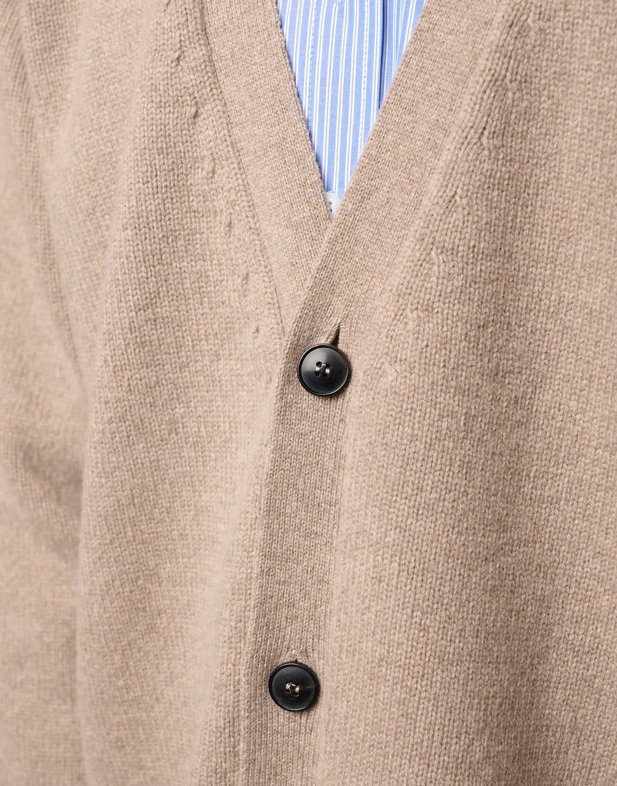 Cardigan Genderless con Scollo a V e Maniche Raglan in Lana e Cashmere Taupe