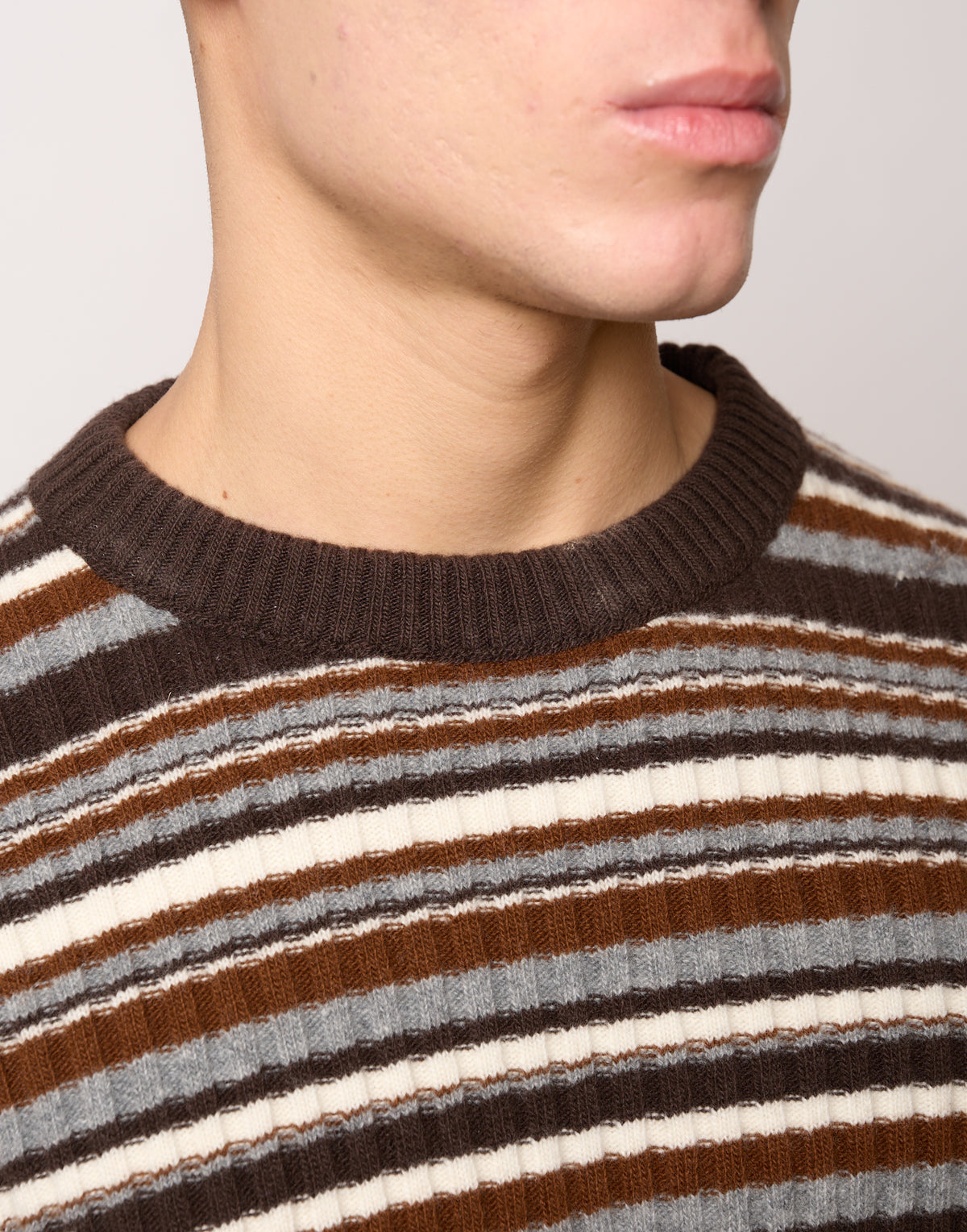 Maglia Girocollo Multirighe Genderless in Lana Superfine