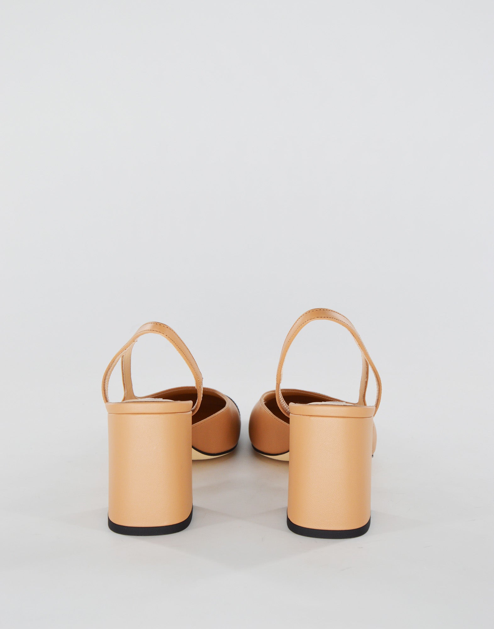 Chanel in Nappa con Punta in Vernice Biscotto/Nero