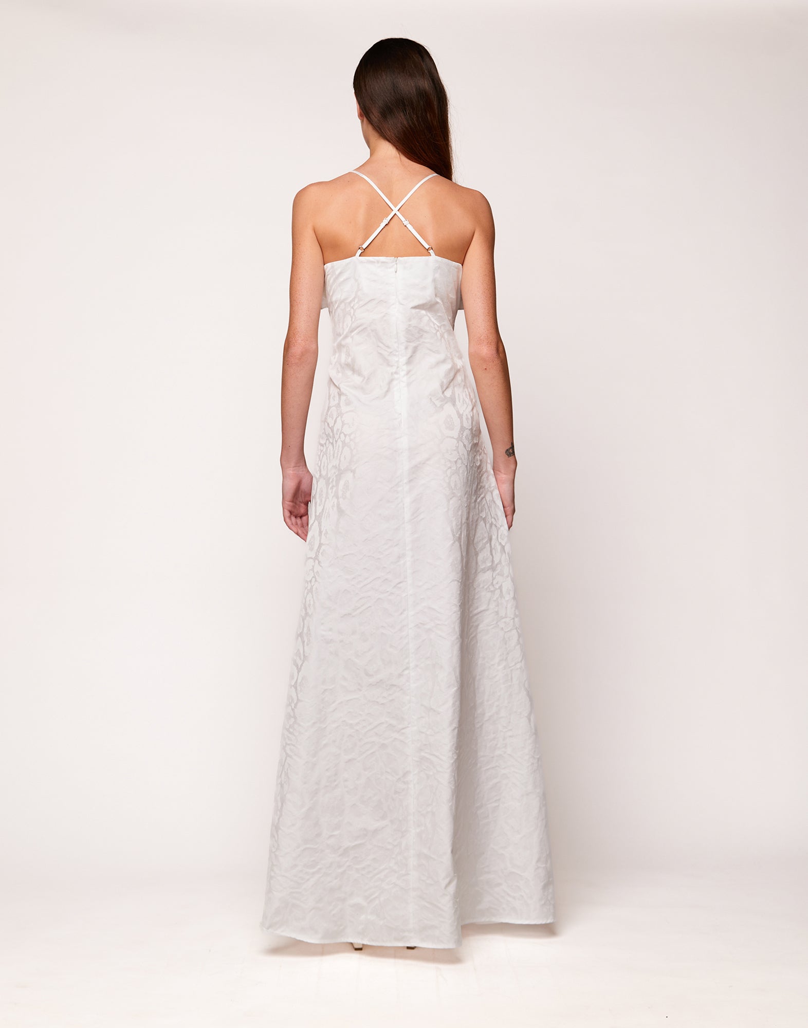 Abito Lungo Decollete con Rouche in Taffetas Jacquard Maculato Off White