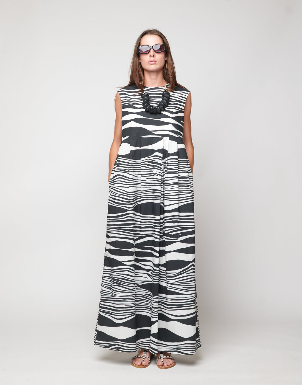 Abito Lungo Smanicato Gonna a Pieghe in Popeline di Cotone Stampato Off White/Nero