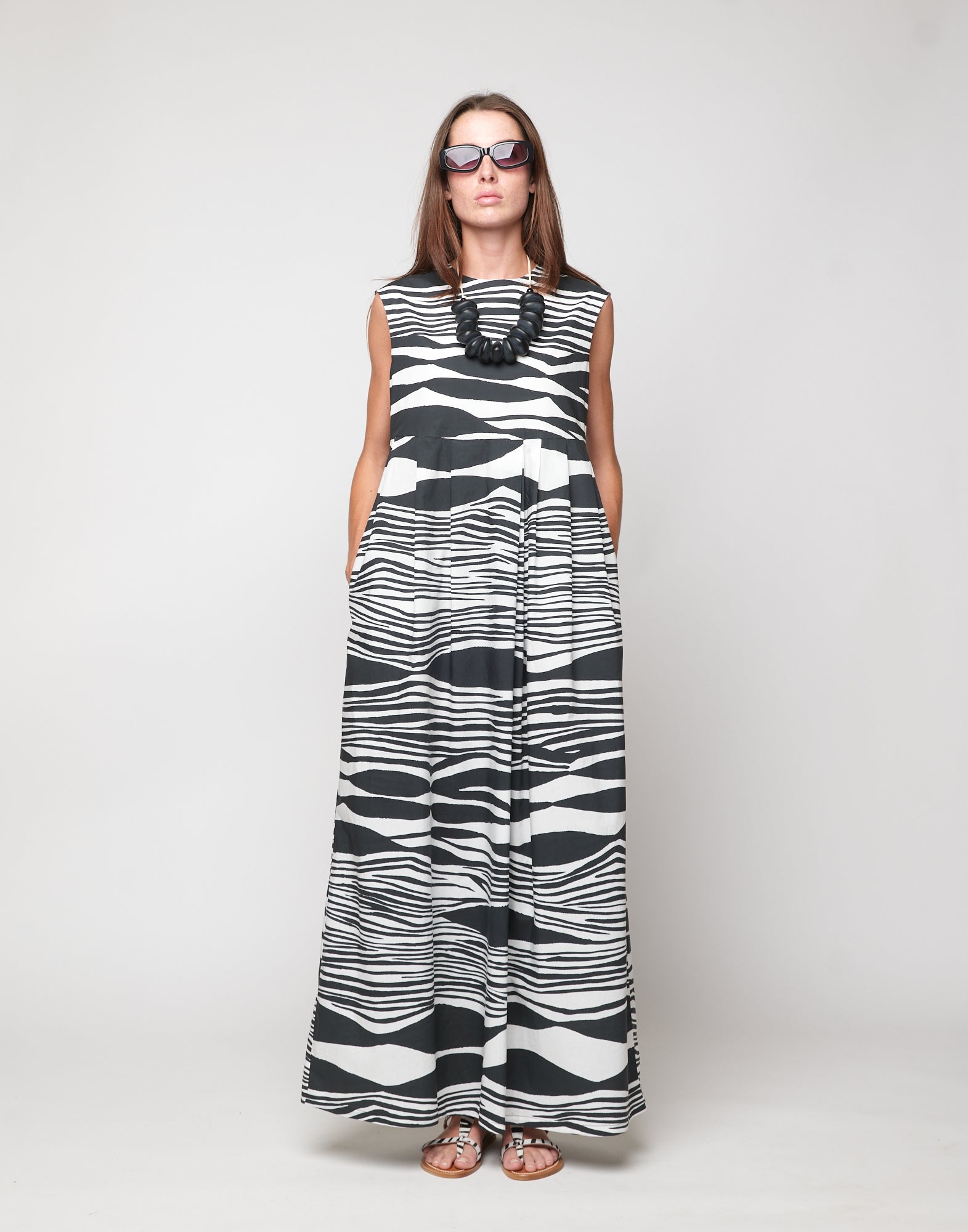 Abito Lungo Smanicato Gonna a Pieghe in Popeline di Cotone Stampato Off White/Nero