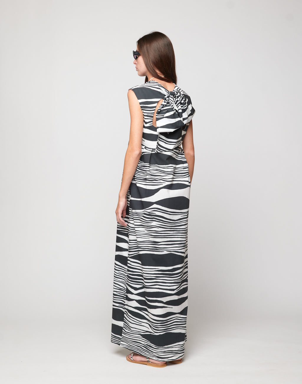 Abito Lungo Smanicato Gonna a Pieghe in Popeline di Cotone Stampato Off White/Nero