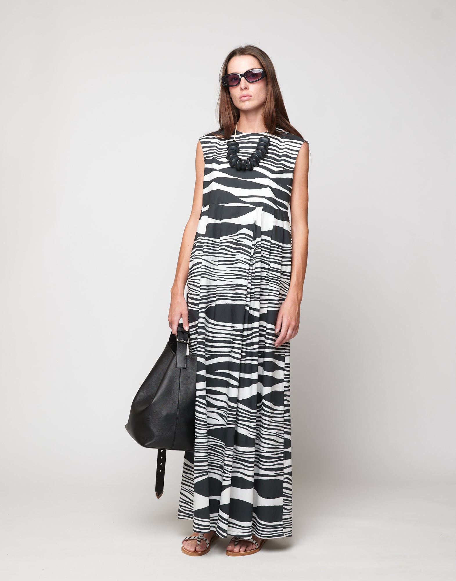 Abito Lungo Smanicato Gonna a Pieghe in Popeline di Cotone Stampato Off White/Nero