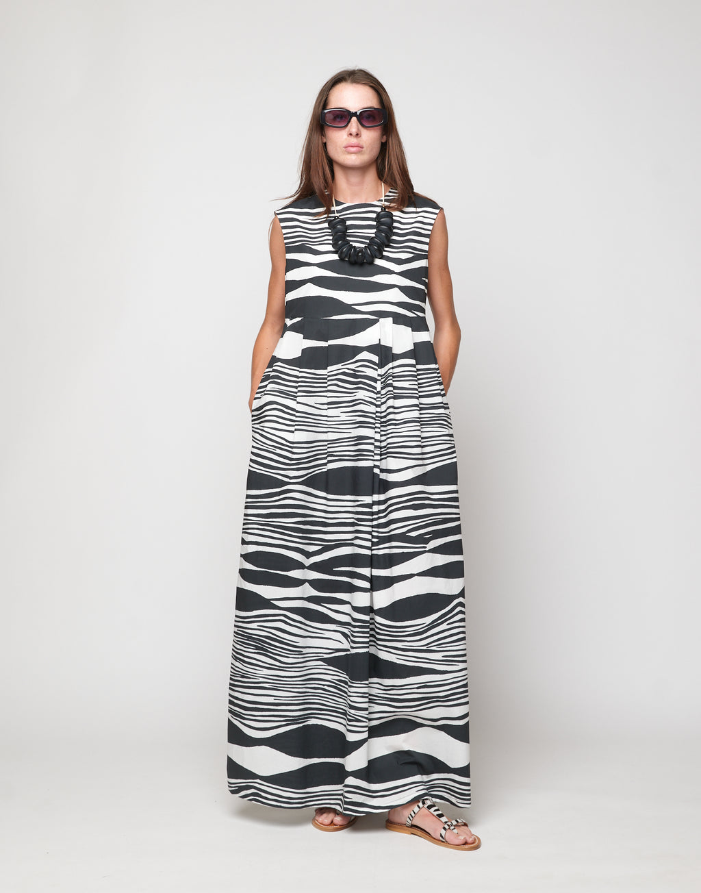 Abito Lungo Smanicato Gonna a Pieghe in Popeline di Cotone Stampato Off White/Nero