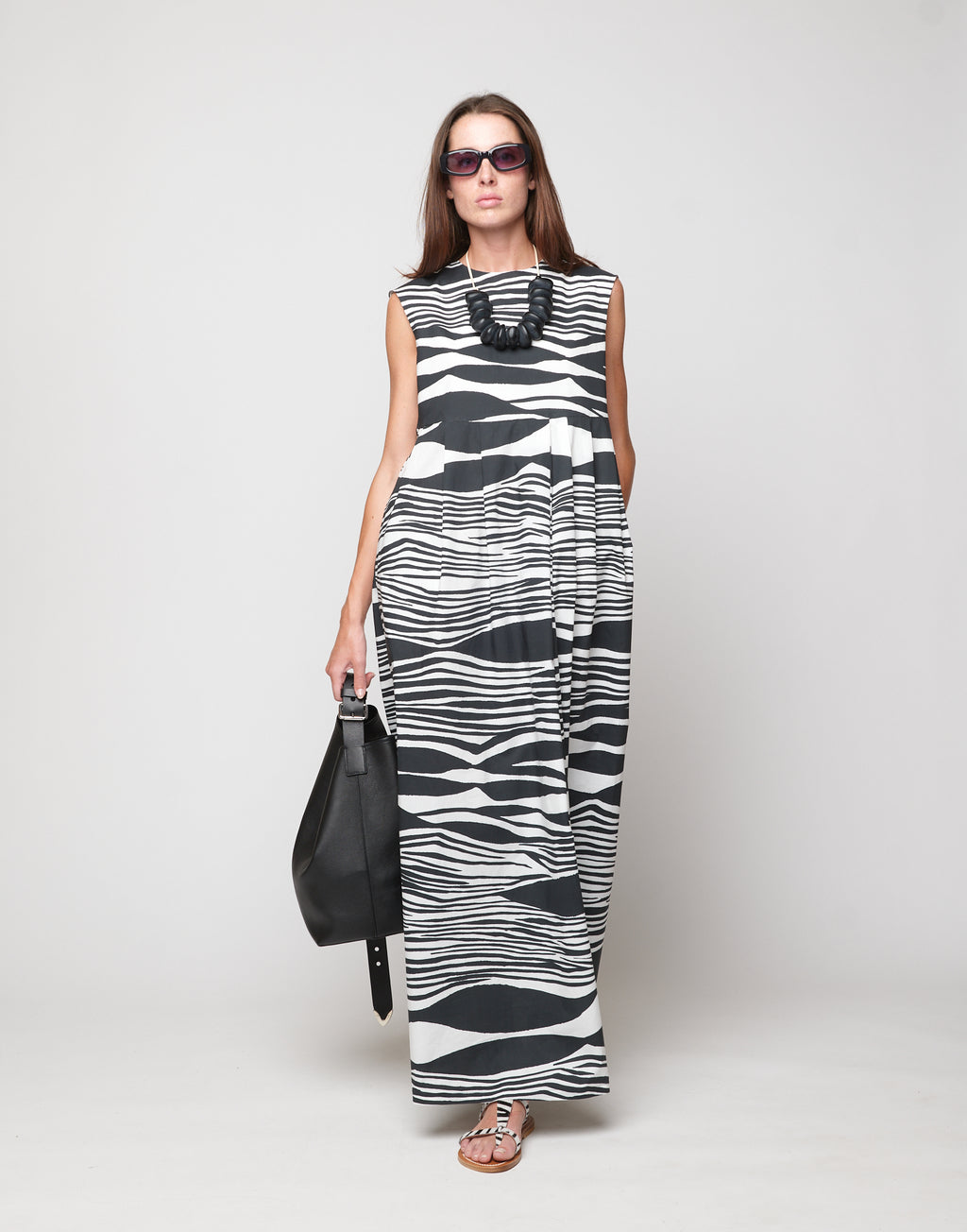 Abito Lungo Smanicato Gonna a Pieghe in Popeline di Cotone Stampato Off White/Nero