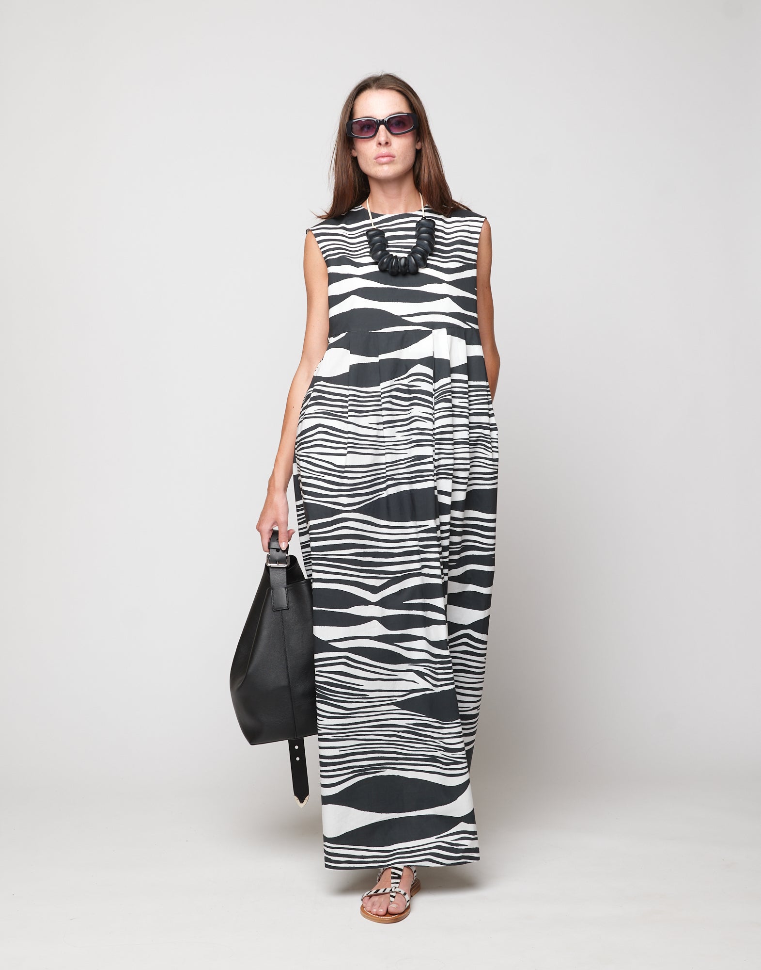 Abito Lungo Smanicato Gonna a Pieghe in Popeline di Cotone Stampato Off White/Nero