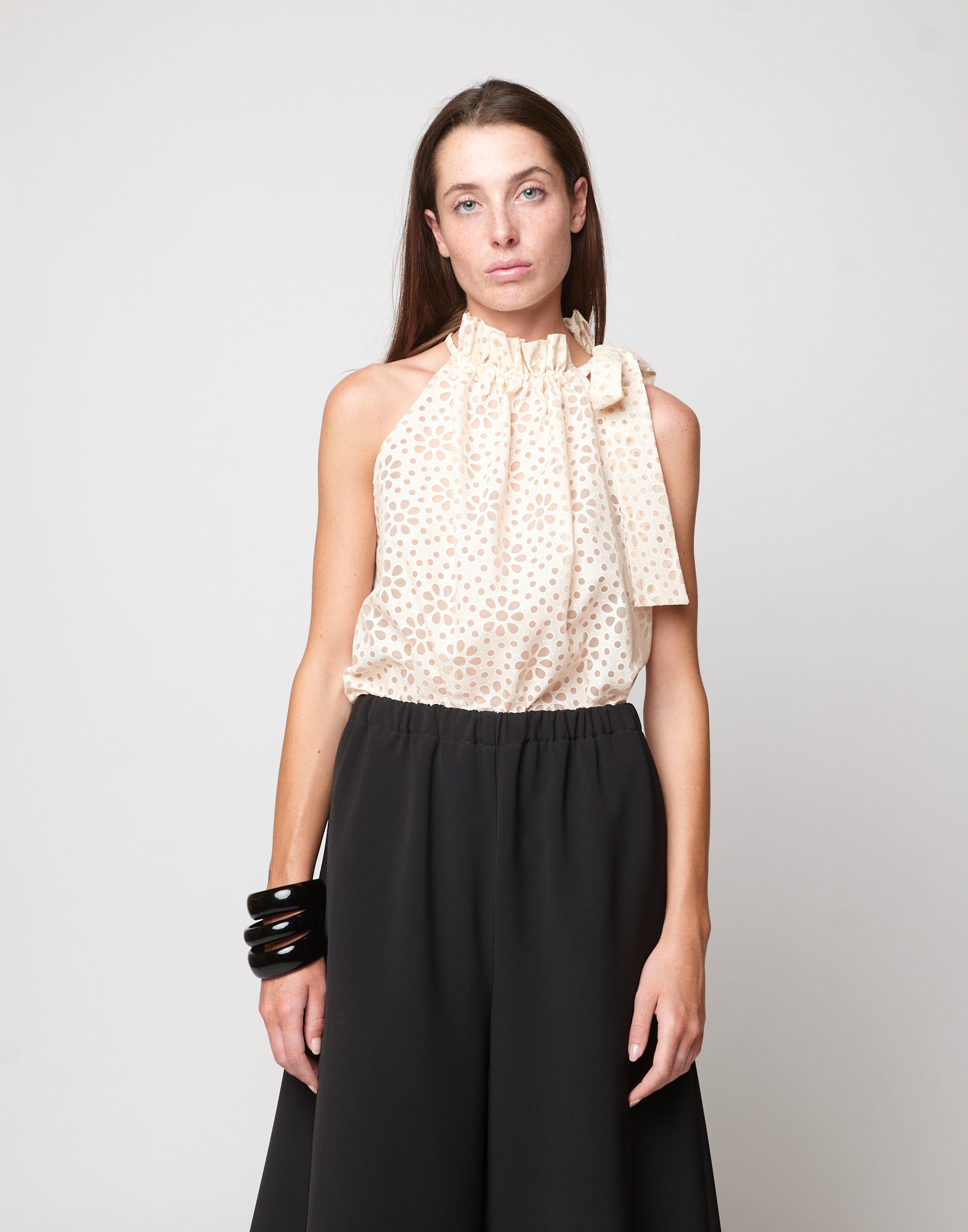 Top Halter Arricciato con Nastro in Daisy Devorè Cipria