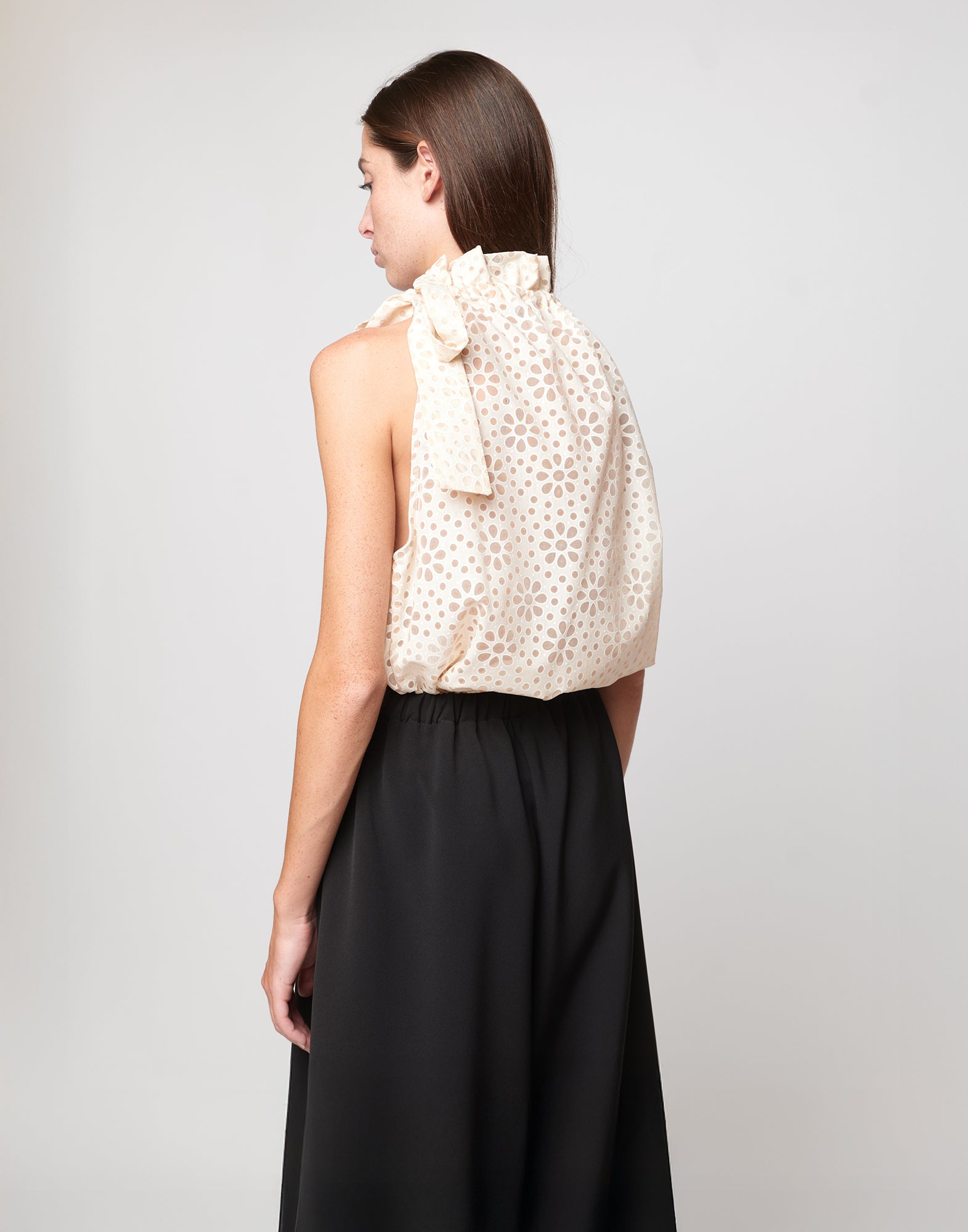 Top Halter Arricciato con Nastro in Daisy Devorè Cipria