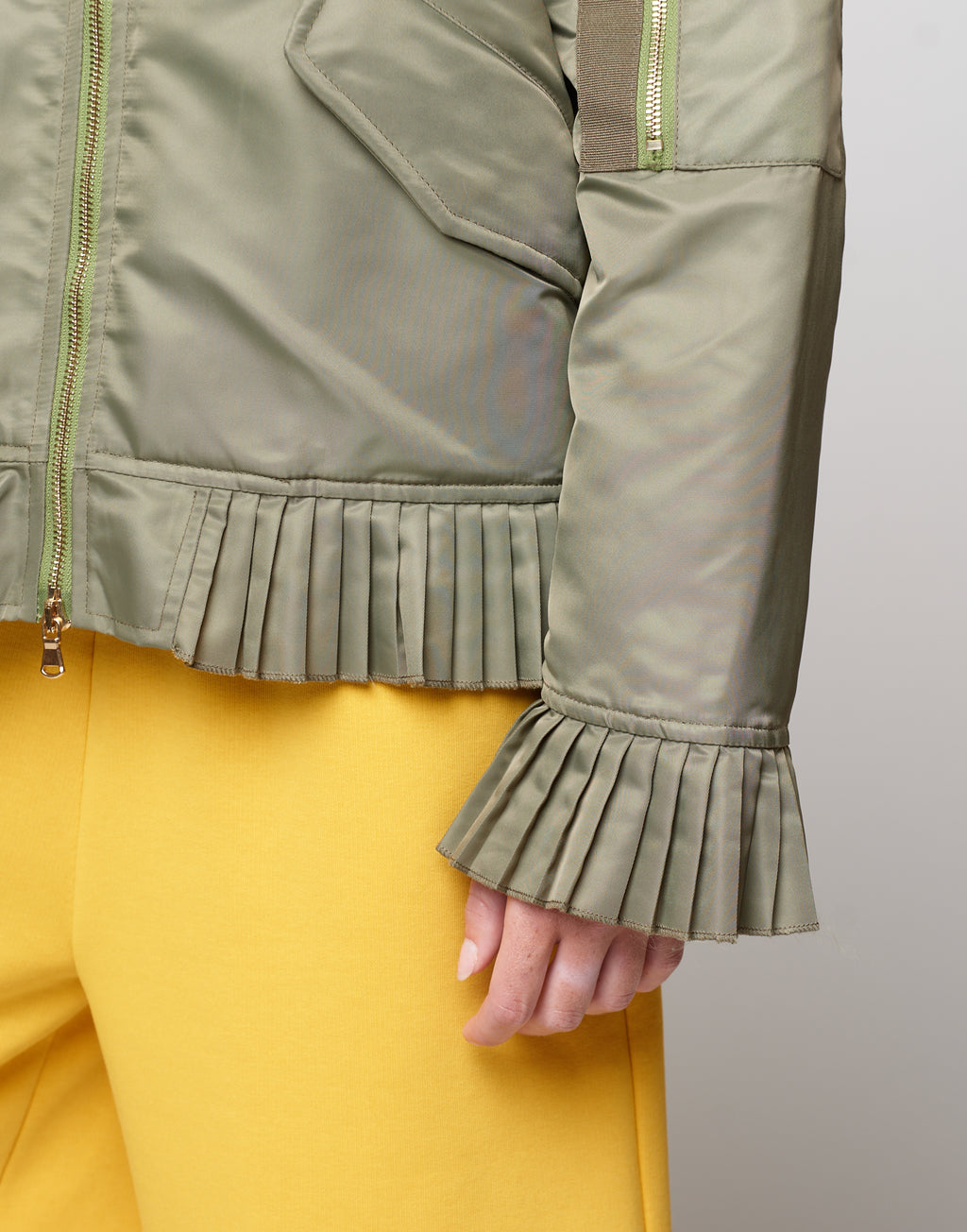 Bomber in Tecno Raso con Dettagli Plissé Salvia