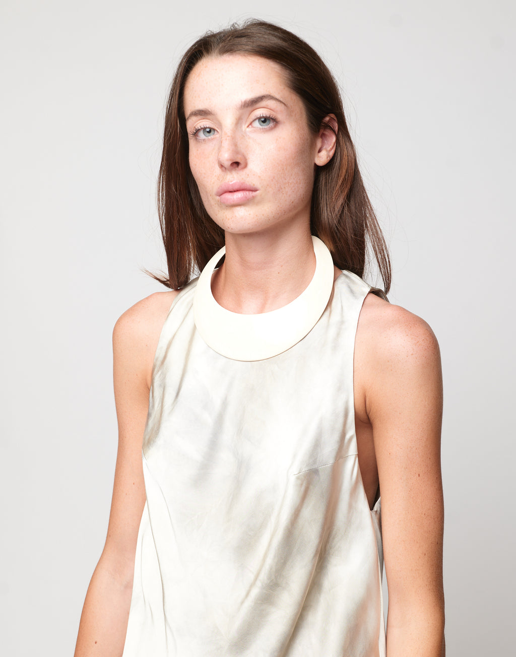 Girocollo Rigido a Mezzaluna in Plexi Avorio